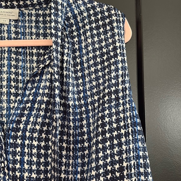 Tahari Blue & White Patterned Sleeveless Buttoned Blouse w/Tie in Front. Size 1X - Picture 5 of 11